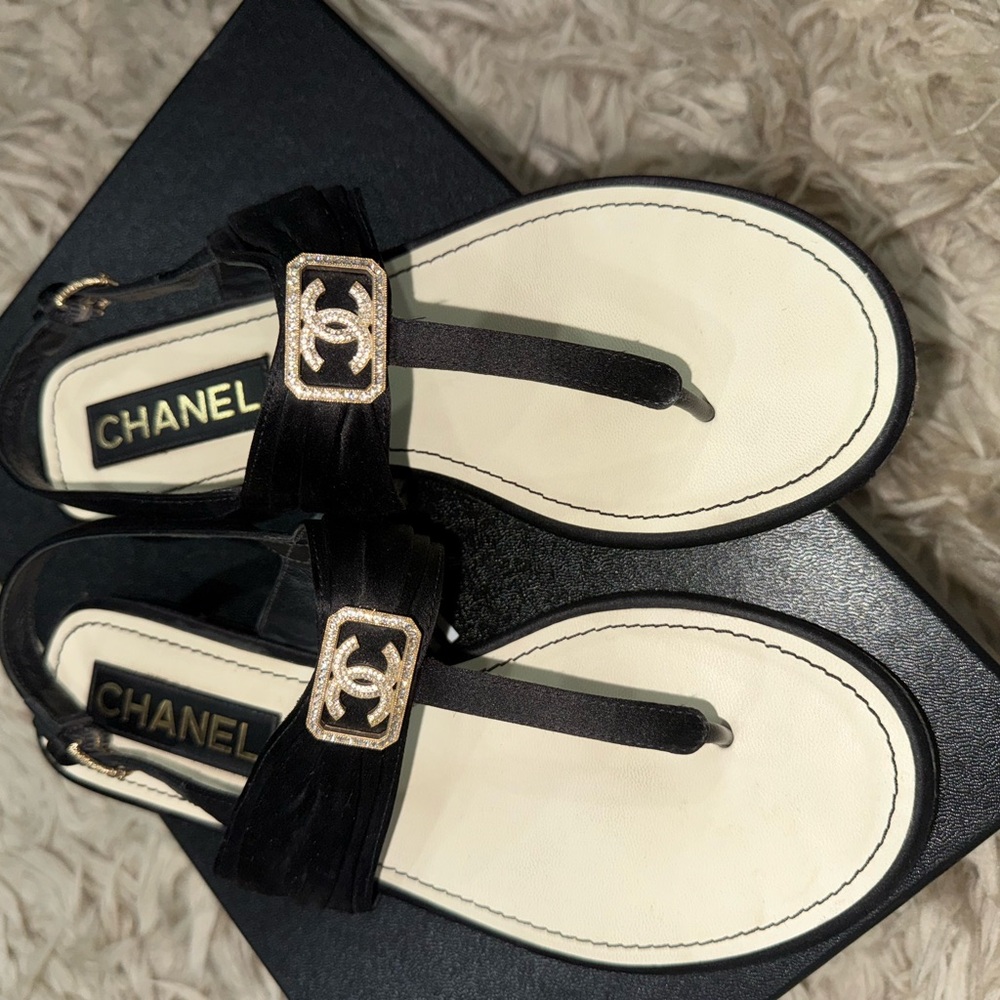 Chanel Black and White Sandals with Logo Detail - Picture 3 of 10